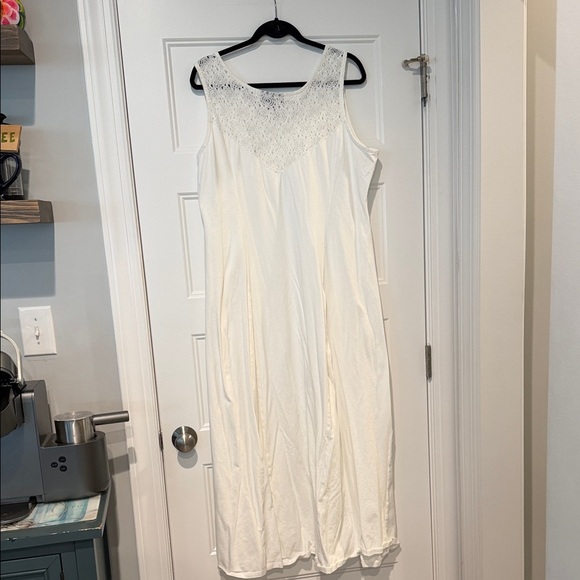 Elegant White Sleeveless and lace Dress - Picture 4 of 5